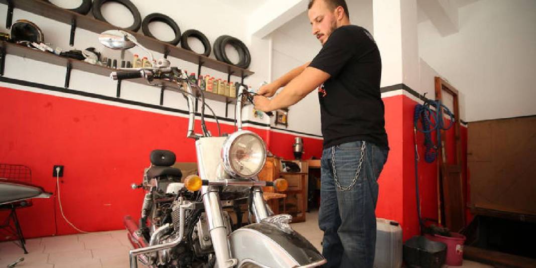 Tamirci bulamadı, kendi motorunu onararak başladı! Mecburiyetten mesleğe: Şimdi yeni kariyer yolunda… 3